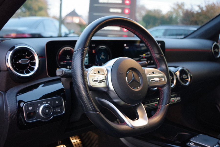 Mercedes-Benz A-Klasse 180 Automaat AMG-Line Business Solution, Panoramadak, LED, Camera, Carplay