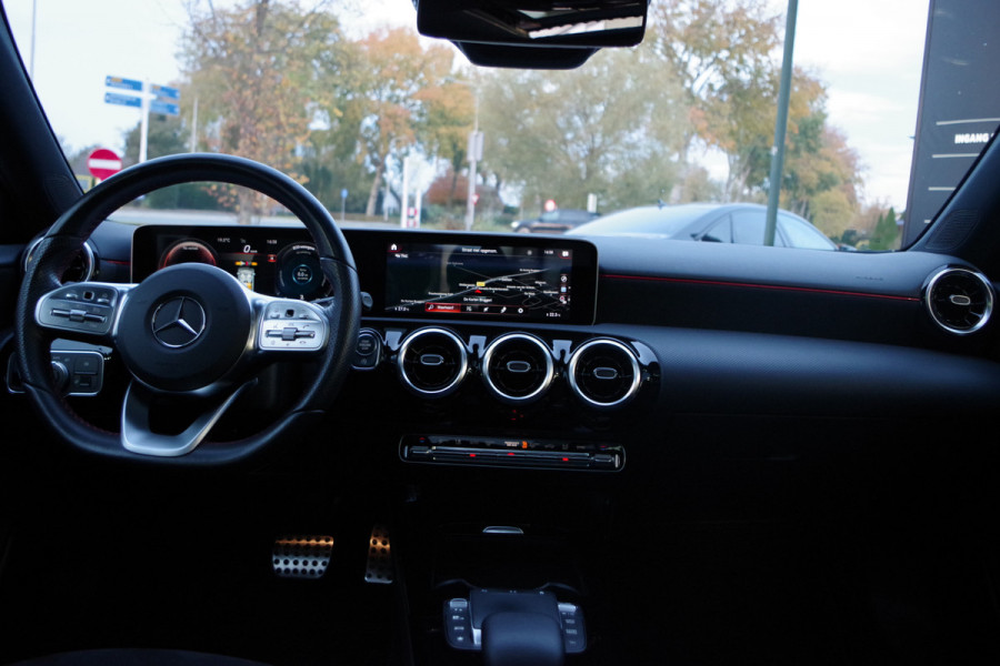 Mercedes-Benz A-Klasse 180 Automaat AMG-Line Business Solution, Panoramadak, LED, Camera, Carplay