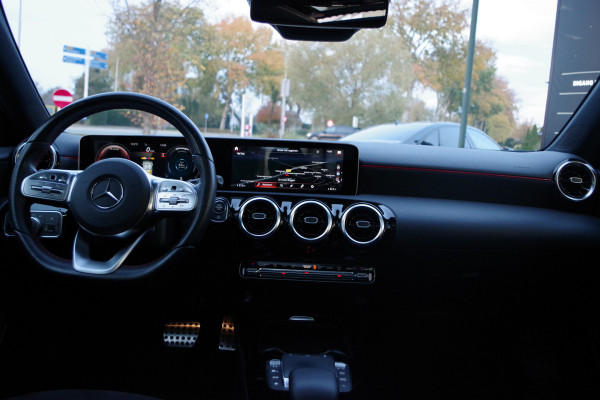 Mercedes-Benz A-Klasse 180 Automaat AMG-Line Business Solution, Panoramadak, LED, Camera, Carplay