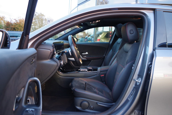 Mercedes-Benz A-Klasse 180 Automaat AMG-Line Business Solution, Panoramadak, LED, Camera, Carplay