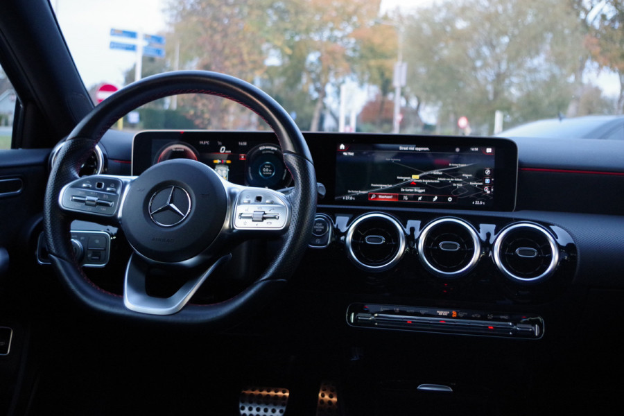 Mercedes-Benz A-Klasse 180 Automaat AMG-Line Business Solution, Panoramadak, LED, Camera, Carplay