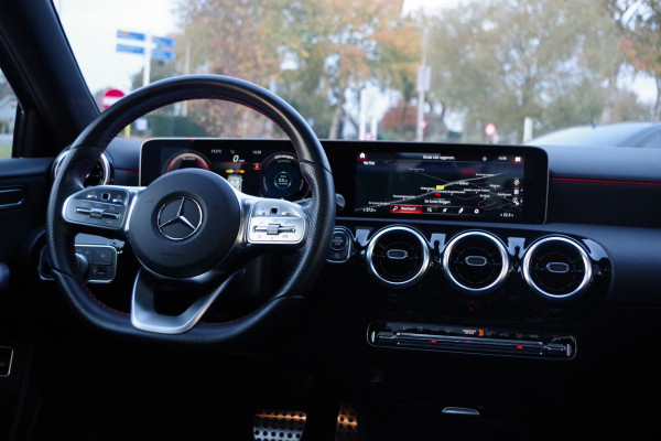 Mercedes-Benz A-Klasse 180 Automaat AMG-Line Business Solution, Panoramadak, LED, Camera, Carplay