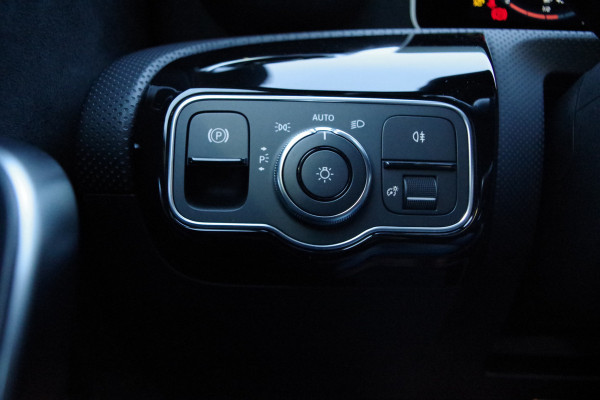 Mercedes-Benz A-Klasse 180 Automaat AMG-Line Business Solution, Panoramadak, LED, Camera, Carplay