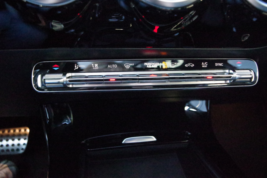 Mercedes-Benz A-Klasse 180 Automaat AMG-Line Business Solution, Panoramadak, LED, Camera, Carplay