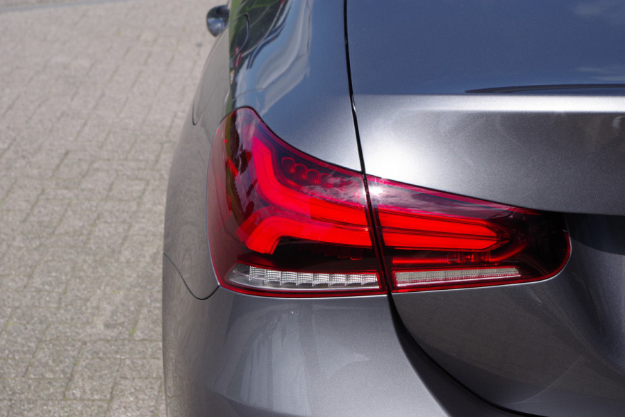 Mercedes-Benz A-Klasse 180 Automaat AMG-Line Business Solution, Panoramadak, LED, Camera, Carplay