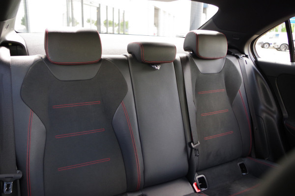 Mercedes-Benz A-Klasse 180 Automaat AMG-Line Business Solution, Panoramadak, LED, Camera, Carplay