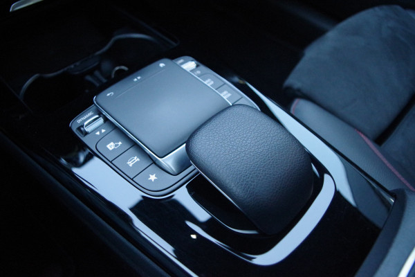 Mercedes-Benz A-Klasse 180 Automaat AMG-Line Business Solution, Panoramadak, LED, Camera, Carplay