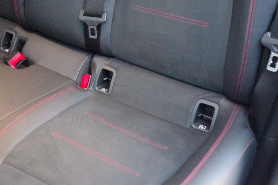 Mercedes-Benz A-Klasse 180 Automaat AMG-Line Business Solution, Panoramadak, LED, Camera, Carplay