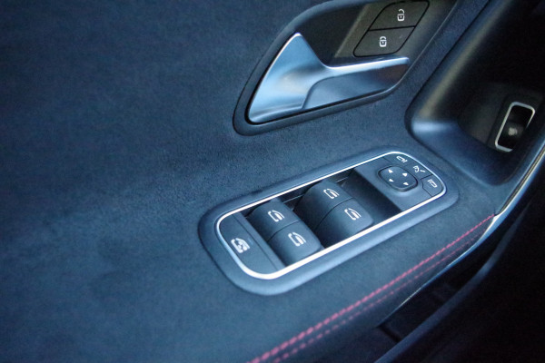 Mercedes-Benz A-Klasse 180 Automaat AMG-Line Business Solution, Panoramadak, LED, Camera, Carplay
