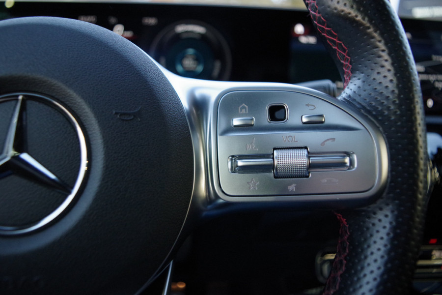 Mercedes-Benz A-Klasse 180 Automaat AMG-Line Business Solution, Panoramadak, LED, Camera, Carplay