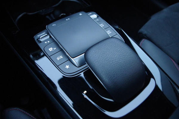 Mercedes-Benz A-Klasse 180 Automaat AMG-Line Business Solution, Panoramadak, LED, Camera, Carplay