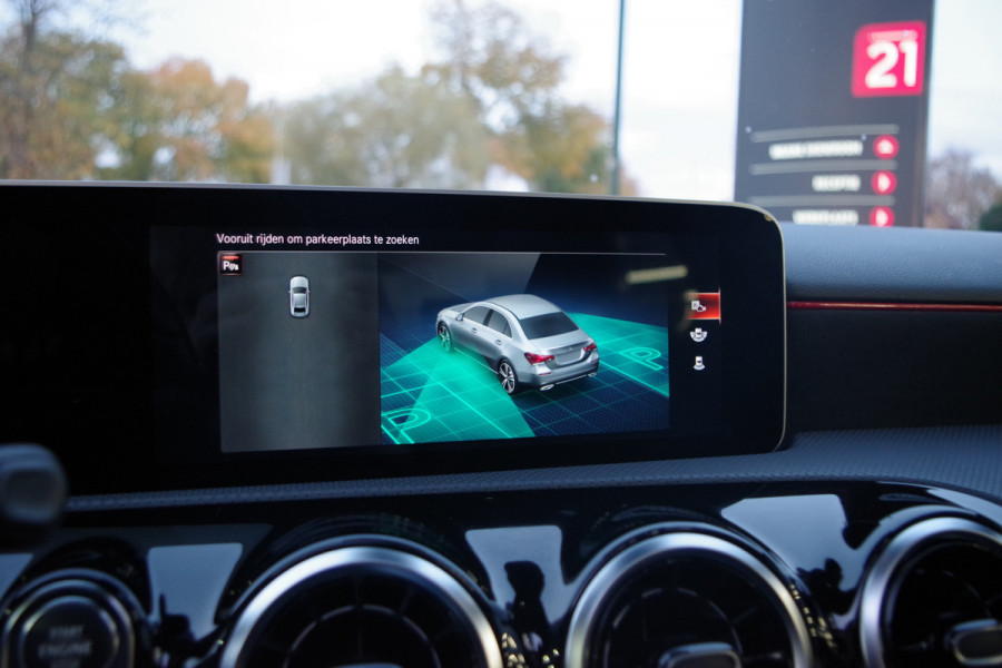Mercedes-Benz A-Klasse 180 Automaat AMG-Line Business Solution, Panoramadak, LED, Camera, Carplay