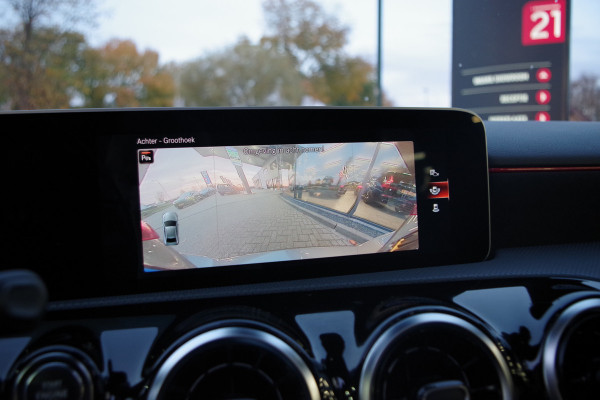 Mercedes-Benz A-Klasse 180 Automaat AMG-Line Business Solution, Panoramadak, LED, Camera, Carplay