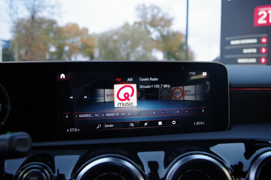 Mercedes-Benz A-Klasse 180 Automaat AMG-Line Business Solution, Panoramadak, LED, Camera, Carplay