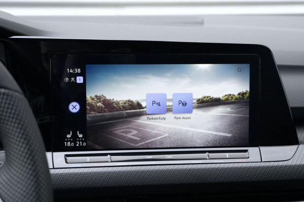 Volkswagen Golf 1.5 eTSI 3x R-Line Automaat 150 PK | Pano | CarPlay | Acc | Stoel + Stuurverwarming | Camera | IQ Light | Pdc | Sfeer |