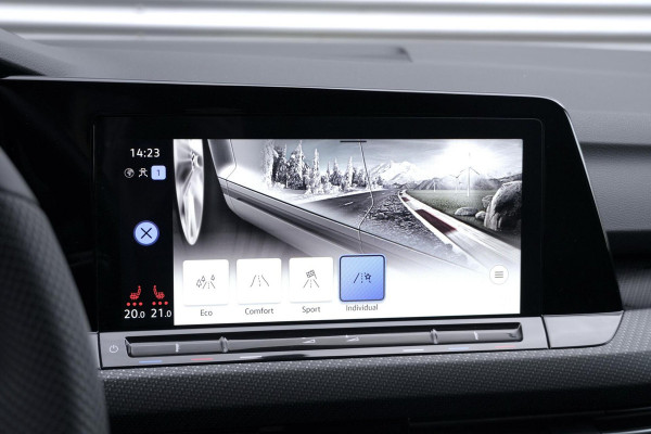 Volkswagen Golf 1.5 eTSI 3x R-Line Automaat 150 PK | Pano | CarPlay | Acc | Stoel + Stuurverwarming | Camera | IQ Light | Pdc | Sfeer |