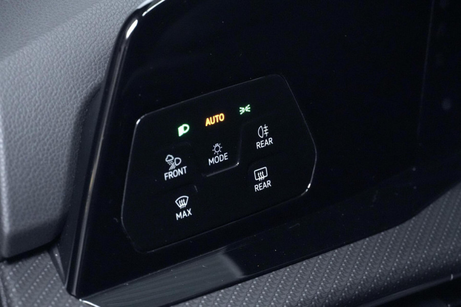 Volkswagen Golf 1.5 eTSI 3x R-Line Automaat 150 PK | Pano | CarPlay | Acc | Stoel + Stuurverwarming | Camera | IQ Light | Pdc | Sfeer |