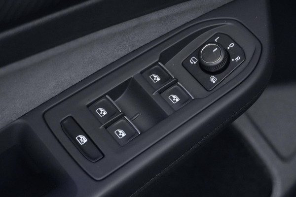 Volkswagen Golf 1.5 eTSI 3x R-Line Automaat 150 PK | Pano | CarPlay | Acc | Stoel + Stuurverwarming | Camera | IQ Light | Pdc | Sfeer |