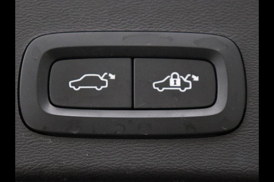 Volvo XC40 Recharge P8 AWD R Design | Trekhaak | Stoel & stuurverwarming | Camera | Carplay | Leder/Alcantara | Adaptive cruise | Keyless | Full LED | 19'' lichtmetalen velgen