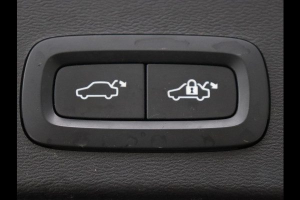 Volvo XC40 Recharge P8 AWD R Design | Trekhaak | Stoel & stuurverwarming | Camera | Carplay | Leder/Alcantara | Adaptive cruise | Keyless | Full LED | 19'' lichtmetalen velgen