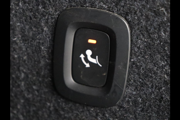Volvo XC40 Recharge P8 AWD R Design | Trekhaak | Stoel & stuurverwarming | Camera | Carplay | Leder/Alcantara | Adaptive cruise | Keyless | Full LED | 19'' lichtmetalen velgen