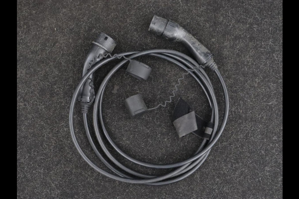 Volvo XC40 Recharge P8 AWD R Design | Trekhaak | Stoel & stuurverwarming | Camera | Carplay | Leder/Alcantara | Adaptive cruise | Keyless | Full LED | 19'' lichtmetalen velgen