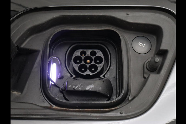 Volvo XC40 Recharge P8 AWD R Design | Trekhaak | Stoel & stuurverwarming | Camera | Carplay | Leder/Alcantara | Adaptive cruise | Keyless | Full LED | 19'' lichtmetalen velgen