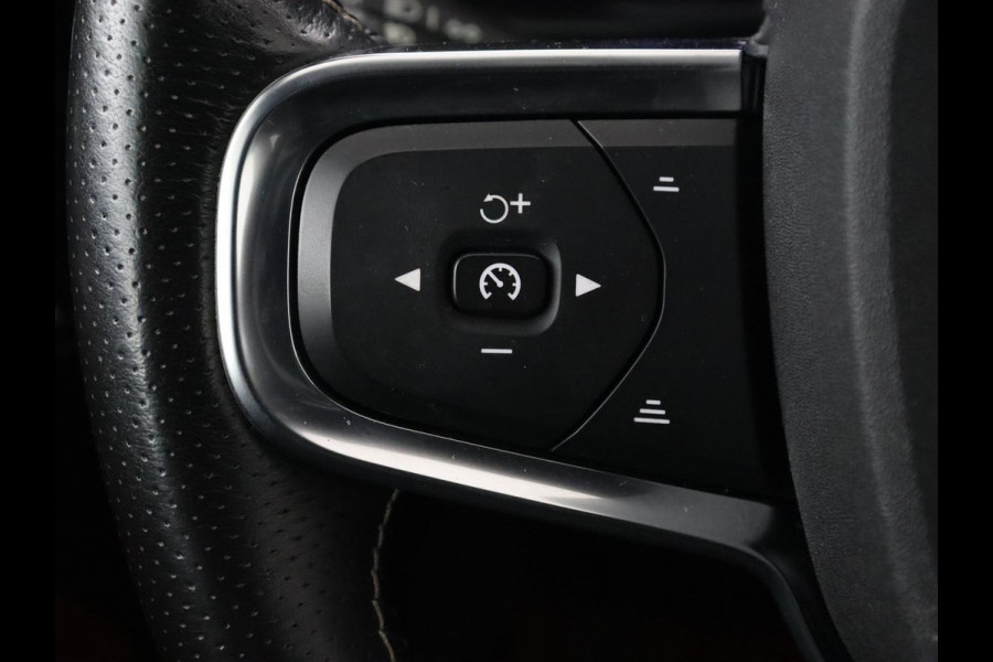 Volvo XC40 Recharge P8 AWD R Design | Trekhaak | Stoel & stuurverwarming | Camera | Carplay | Leder/Alcantara | Adaptive cruise | Keyless | Full LED | 19'' lichtmetalen velgen