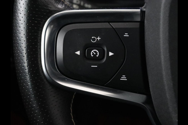 Volvo XC40 Recharge P8 AWD R Design | Trekhaak | Stoel & stuurverwarming | Camera | Carplay | Leder/Alcantara | Adaptive cruise | Keyless | Full LED | 19'' lichtmetalen velgen