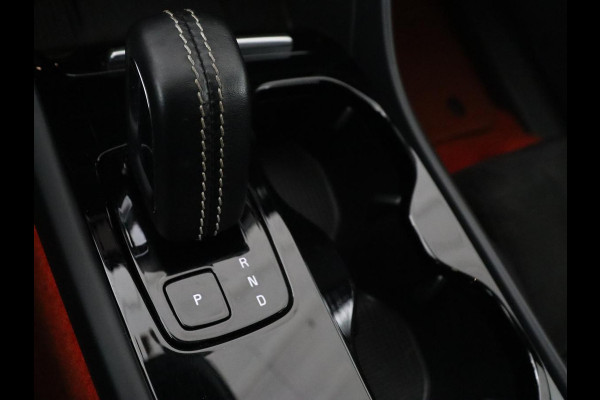 Volvo XC40 Recharge P8 AWD R Design | Trekhaak | Stoel & stuurverwarming | Camera | Carplay | Leder/Alcantara | Adaptive cruise | Keyless | Full LED | 19'' lichtmetalen velgen