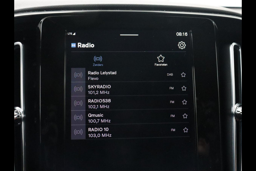 Volvo XC40 Recharge P8 AWD R Design | Trekhaak | Stoel & stuurverwarming | Camera | Carplay | Leder/Alcantara | Adaptive cruise | Keyless | Full LED | 19'' lichtmetalen velgen