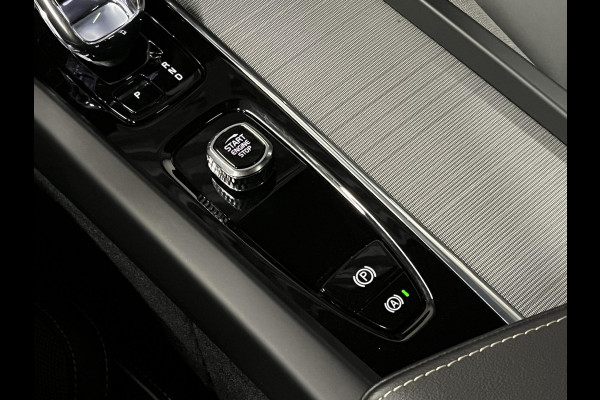 Volvo XC60 2.0 T6 Plug-in hybrid Black Edition | Open dak | Trekhaak | Long range | Adapt. Cruise control | Harman/Kardon |