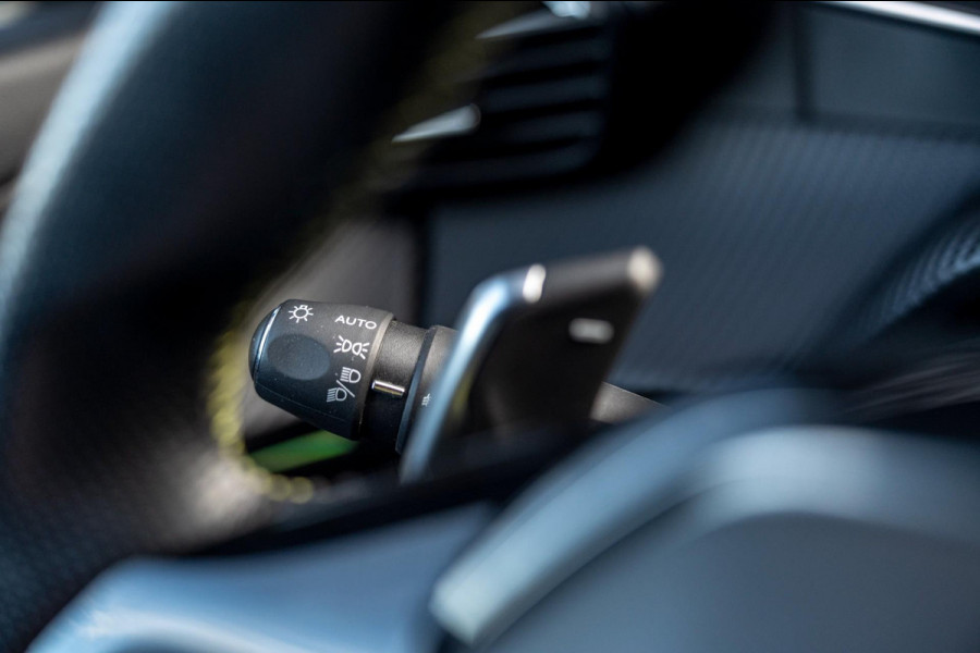 Peugeot 2008 1.2 PureTech GT-line 131 PK Aut. Camera Sfeerverl. Half/Leer i-Cockpit LED 17''