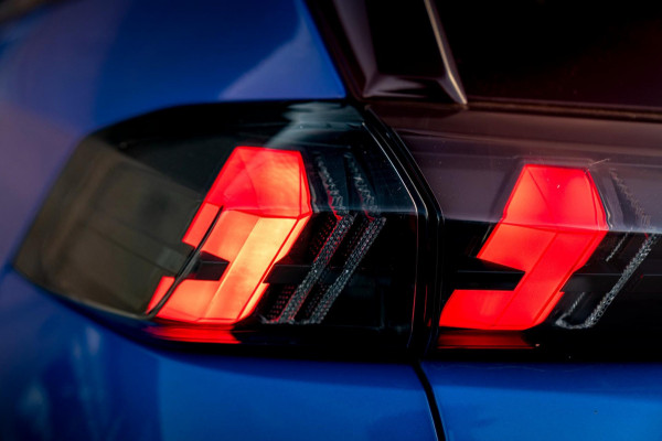 Peugeot 2008 1.2 PureTech GT-line 131 PK Aut. Camera Sfeerverl. Half/Leer i-Cockpit LED 17''