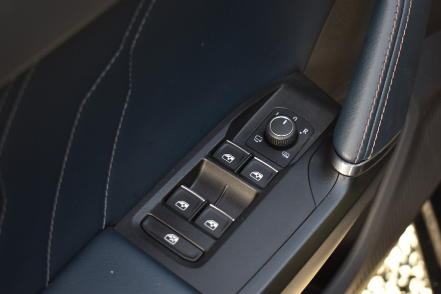 CUPRA Leon e-HYBRID 204PK DSG BUSINESS SPORT LEDER/CAMERA/NAVI/CARPLAY