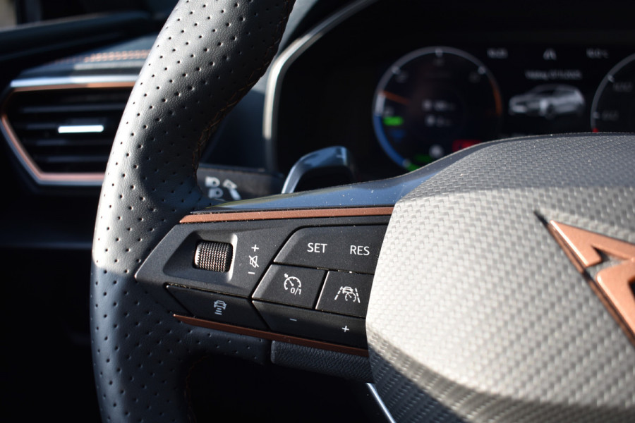 CUPRA Leon e-HYBRID 204PK DSG BUSINESS SPORT LEDER/CAMERA/NAVI/CARPLAY