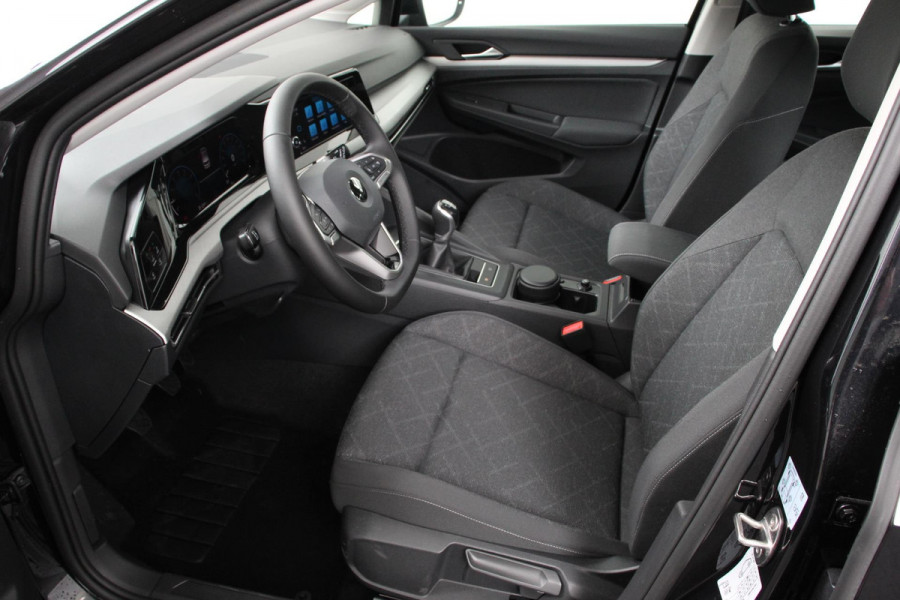 Volkswagen Golf 1.5 TSI 130pk Life Navigatie Climate control Camera Parkeer sensoren Virtual Cockpit Stoel en Stuur verwarming