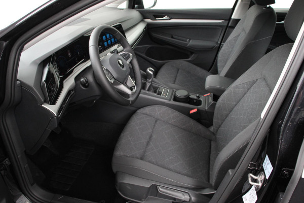 Volkswagen Golf 1.5 TSI 130pk Life Navigatie Climate control Camera Parkeer sensoren Virtual Cockpit Stoel en Stuur verwarming