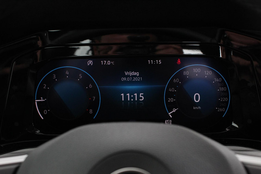 Volkswagen Golf 1.5 TSI 130pk Life Navigatie Climate control Camera Parkeer sensoren Virtual Cockpit Stoel en Stuur verwarming