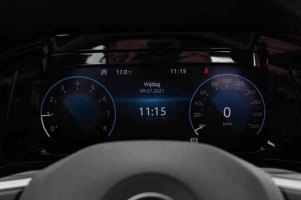Volkswagen Golf 1.5 TSI 130pk Life Navigatie Climate control Camera Parkeer sensoren Virtual Cockpit Stoel en Stuur verwarming