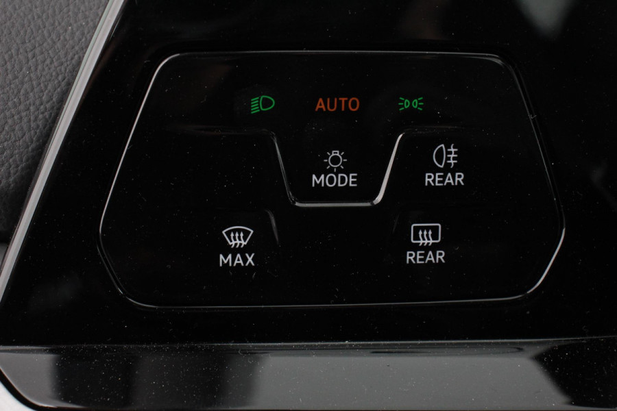 Volkswagen Golf 1.5 TSI 130pk Life Navigatie Climate control Camera Parkeer sensoren Virtual Cockpit Stoel en Stuur verwarming