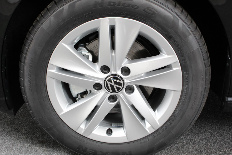 Volkswagen Golf 1.5 TSI 130pk Life Navigatie Climate control Camera Parkeer sensoren Virtual Cockpit Stoel en Stuur verwarming