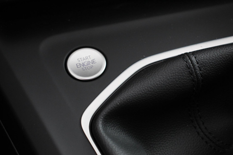 Volkswagen Golf 1.5 TSI 130pk Life Navigatie Climate control Camera Parkeer sensoren Virtual Cockpit Stoel en Stuur verwarming