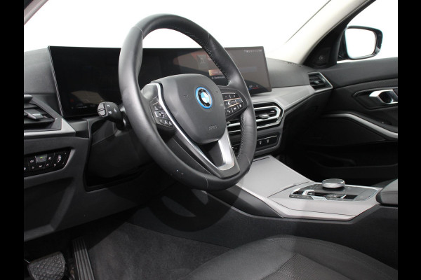 BMW 3 Serie Touring 320e Climate control Adaptive cruise control Parkeersensoren Navigatie LED Apple Carplay/ Android Auto