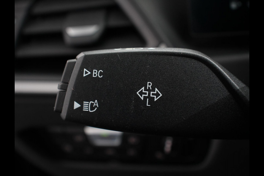 BMW 3 Serie Touring 320e Climate control Adaptive cruise control Parkeersensoren Navigatie LED Apple Carplay/ Android Auto