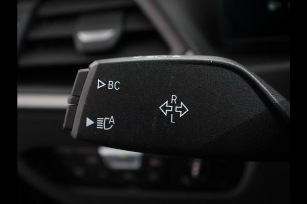 BMW 3 Serie Touring 320e Climate control Adaptive cruise control Parkeersensoren Navigatie LED Apple Carplay/ Android Auto