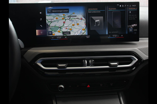 BMW 3 Serie Touring 320e Climate control Adaptive cruise control Parkeersensoren Navigatie LED Apple Carplay/ Android Auto