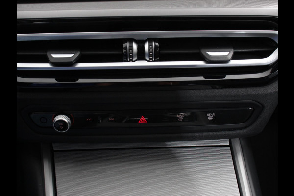BMW 3 Serie Touring 320e Climate control Adaptive cruise control Parkeersensoren Navigatie LED Apple Carplay/ Android Auto