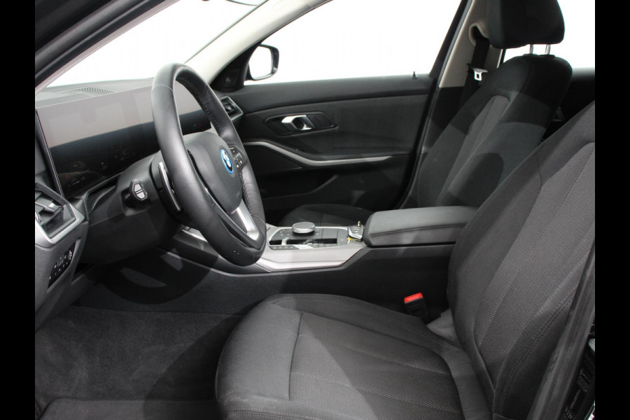 BMW 3 Serie Touring 320e Climate control Adaptive cruise control Parkeersensoren Navigatie LED Apple Carplay/ Android Auto