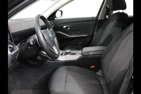 BMW 3 Serie Touring 320e Climate control Adaptive cruise control Parkeersensoren Navigatie LED Apple Carplay/ Android Auto